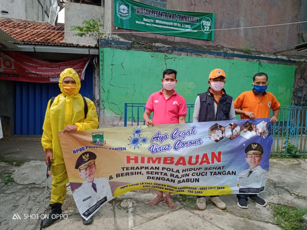 GUGUS TUGAS COVID-19 PROVINSI BANTEN MELAKUKAN PENYEMPROTAN DESINFEKTAN DI WILAYAH KOTA TANGERANG 