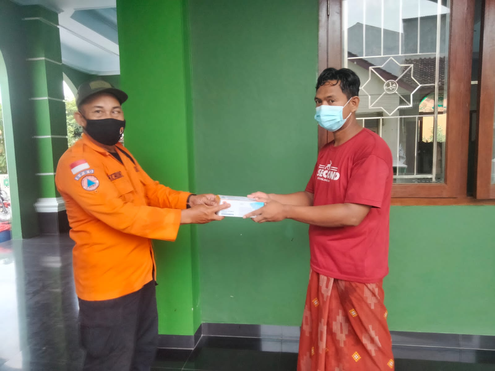 PEMBAGIAN MASKER DI DUA KECAMATAN DI WILAYAH KOTA SERANG