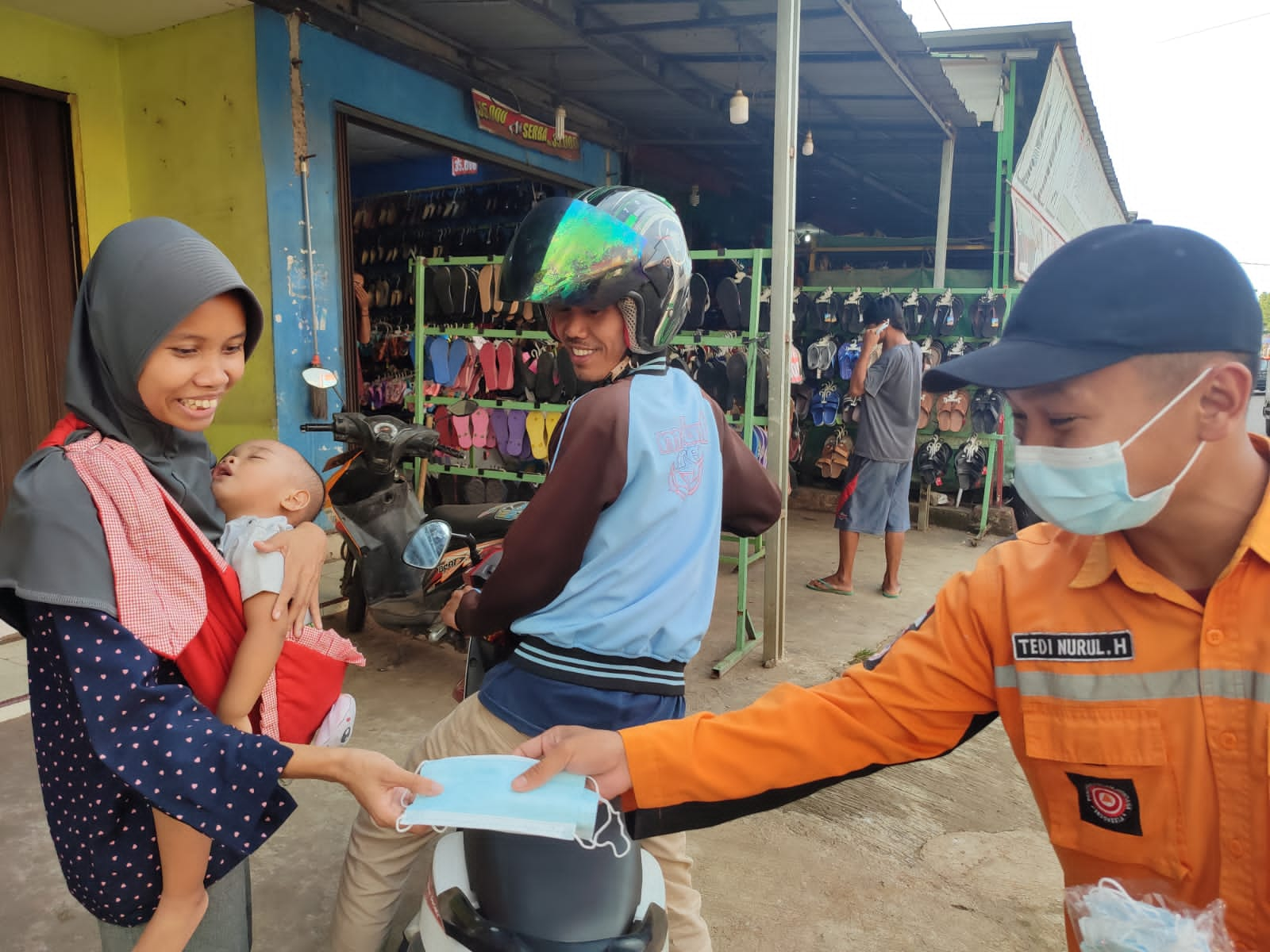 PEMBAGIAN MASKER DI TIGA KECAMATAN DI KABUPATEN SERANG 