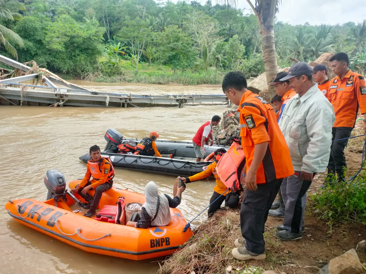 Jembatan Putus Warga Dua Desa Sembarang Sungai Pakai Perahu