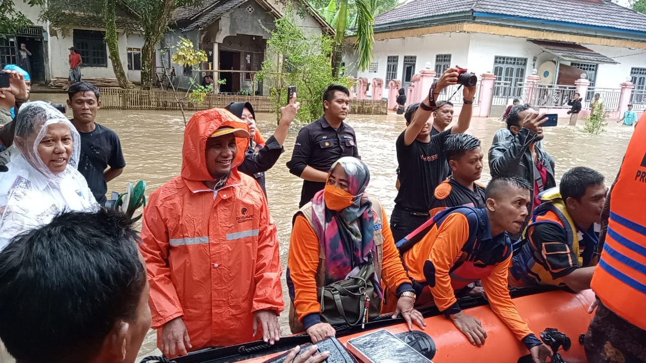 Penyerahan Logistik untuk korban Banjir luapan sungai cilemer