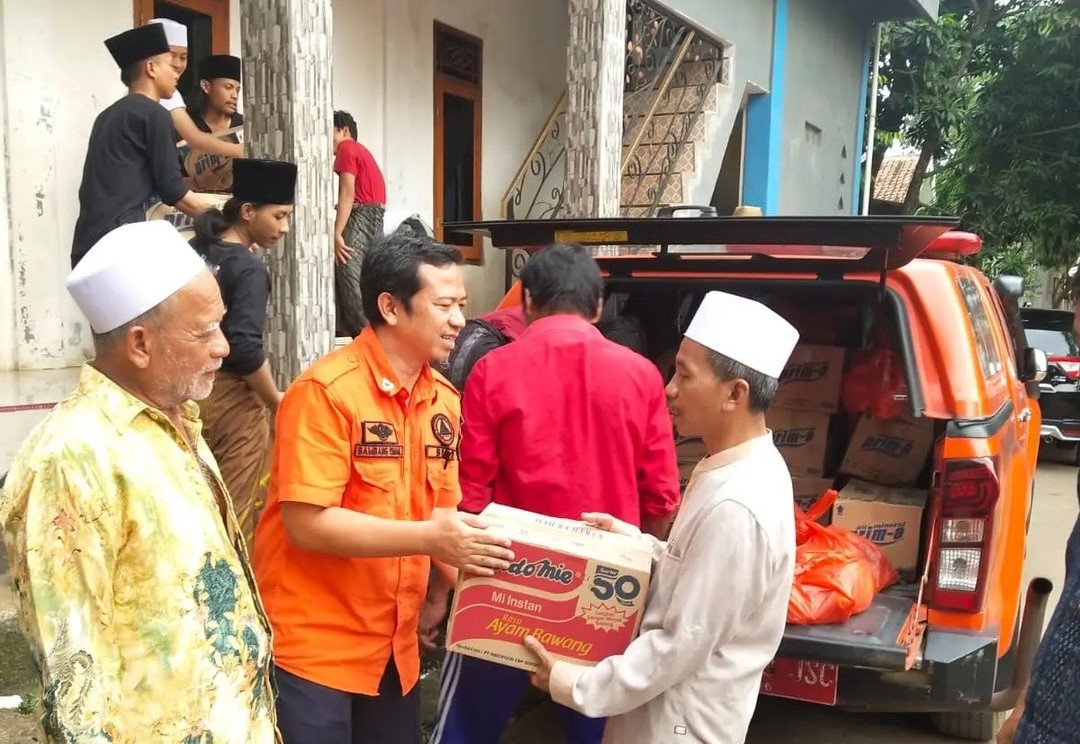 PEMKAB TANGERANG BERIKAN BANTUAN LOGISTIK KE PONPES ASSYIZAHU TERKENA LONGSOR DI LEGOK