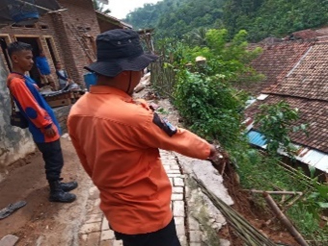 TANAH LONGSOR DI KP TANJAKAN TEPIH BOJONEGARA