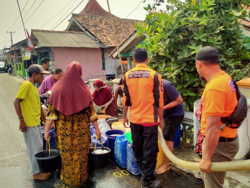 Bantu Wilayah Kekeringan, BPBD Banten Distribusikan  Air Bersih