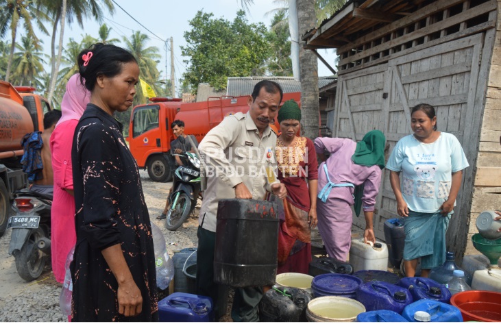 BPBD Provinsi Banten Salurkan 15000  Liter Air Bersih ke Warga Kp.Ambon