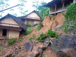 Tanah Longsor Melanda Desa Kanekes